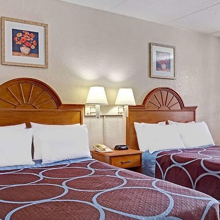 Americana Inn & Suites Lake Magdalene Luaran gambar
