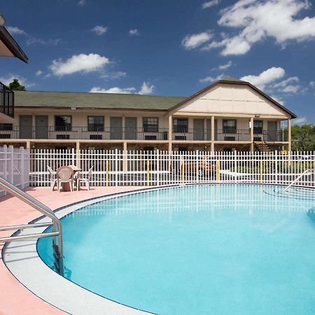 Americana Inn & Suites Lake Magdalene Luaran gambar
