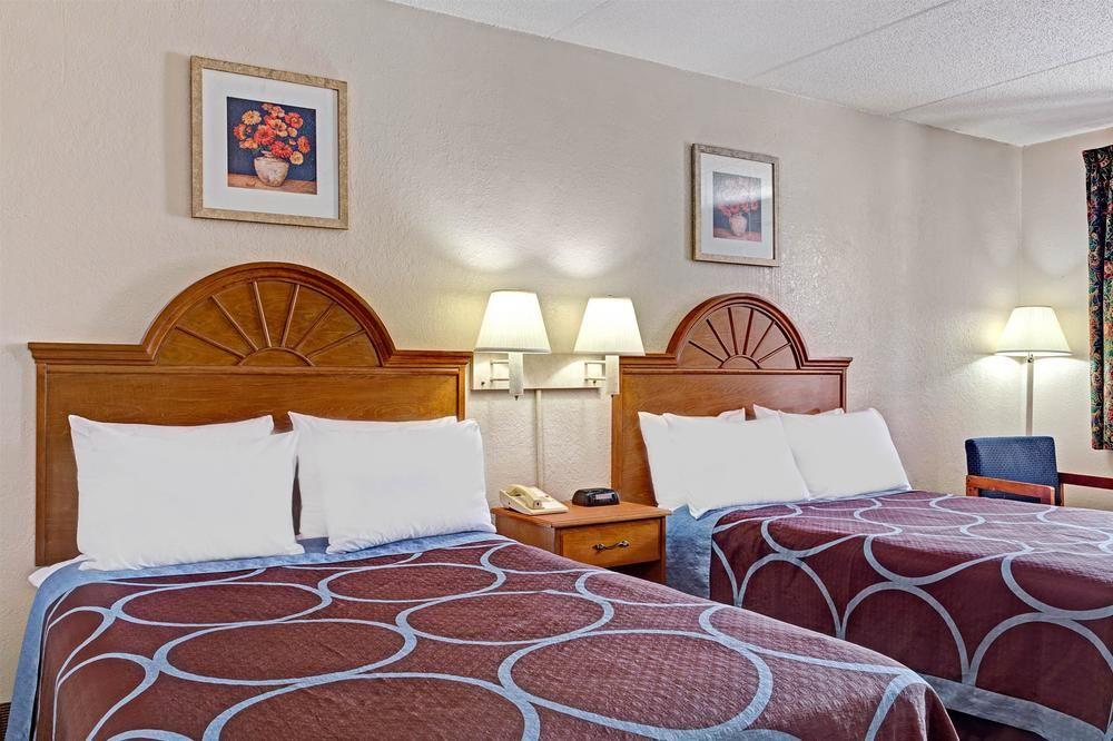Americana Inn & Suites Lake Magdalene Luaran gambar