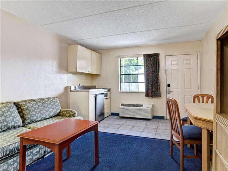 Americana Inn & Suites Lake Magdalene Luaran gambar