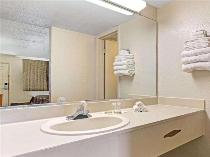 Americana Inn & Suites Lake Magdalene Luaran gambar