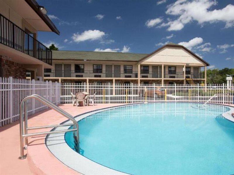 Americana Inn & Suites Lake Magdalene Luaran gambar
