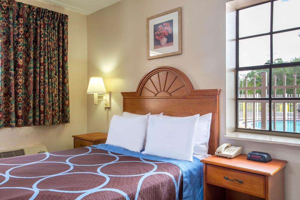 Americana Inn & Suites Lake Magdalene Luaran gambar