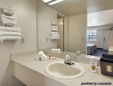 Americana Inn & Suites Lake Magdalene Luaran gambar