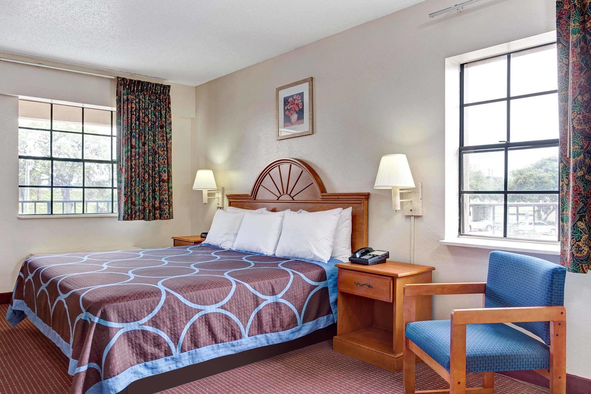 Americana Inn & Suites Lake Magdalene Luaran gambar