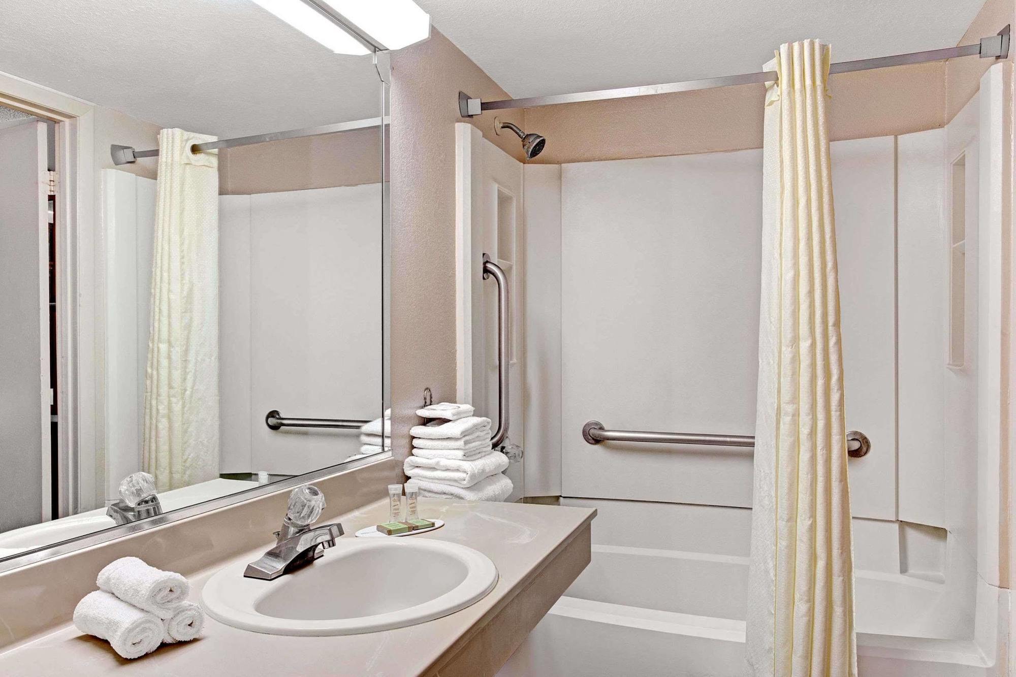 Americana Inn & Suites Lake Magdalene Luaran gambar